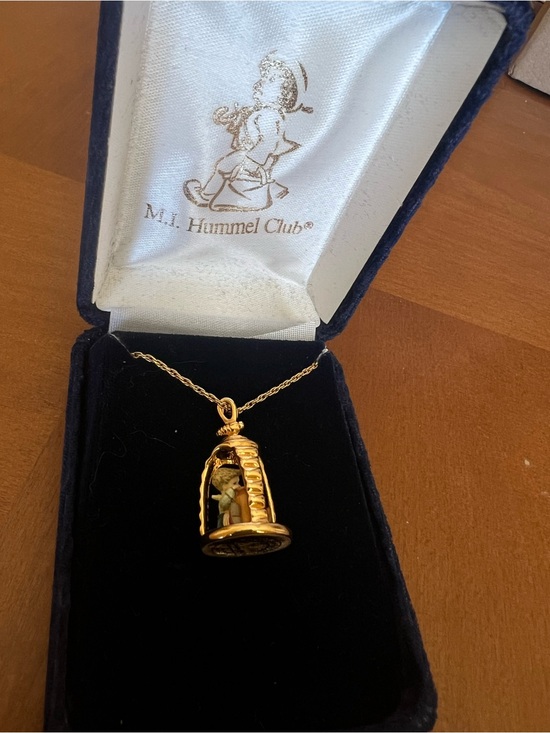 Hummel Jewelry - Hummel club exclusive Honey pot pendant necklace